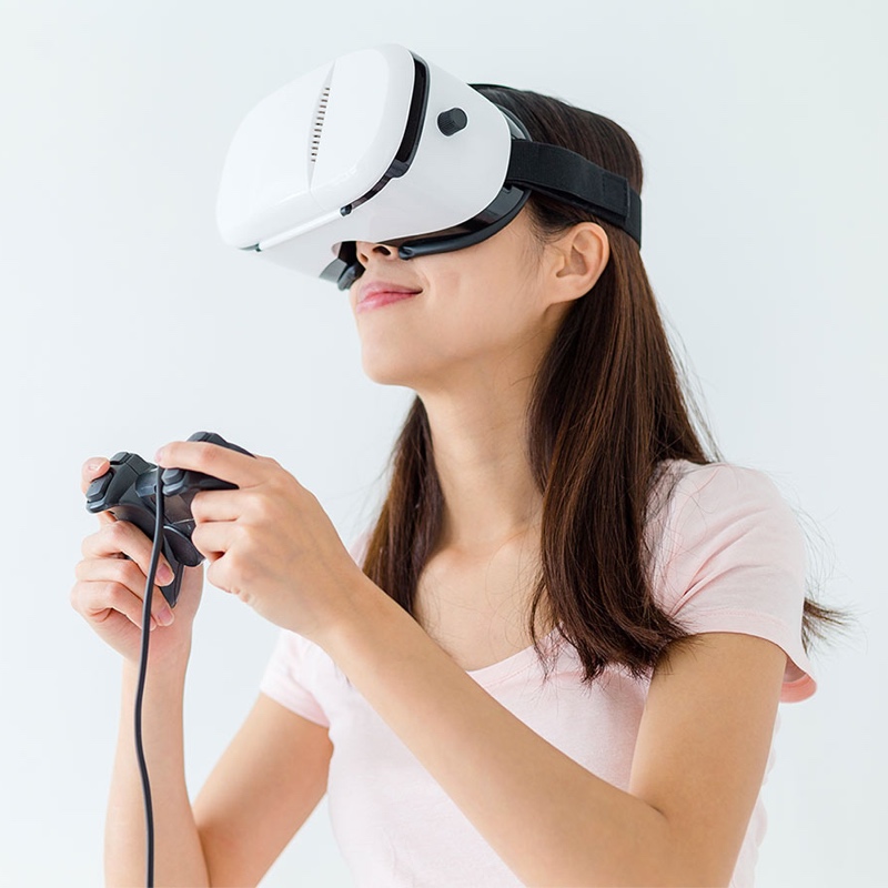 A women playing vr based game